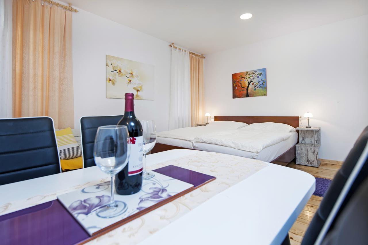La Svalba Rooms & Studios 罗维尼 外观 照片